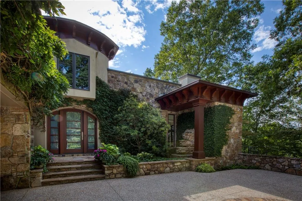 6570 Old Riverside Drive, Sandy Springs, Georgia 30328, 5 Bedrooms Bedrooms, ,6 BathroomsBathrooms,Residential,Sold,6570 Old Riverside Drive,6848983