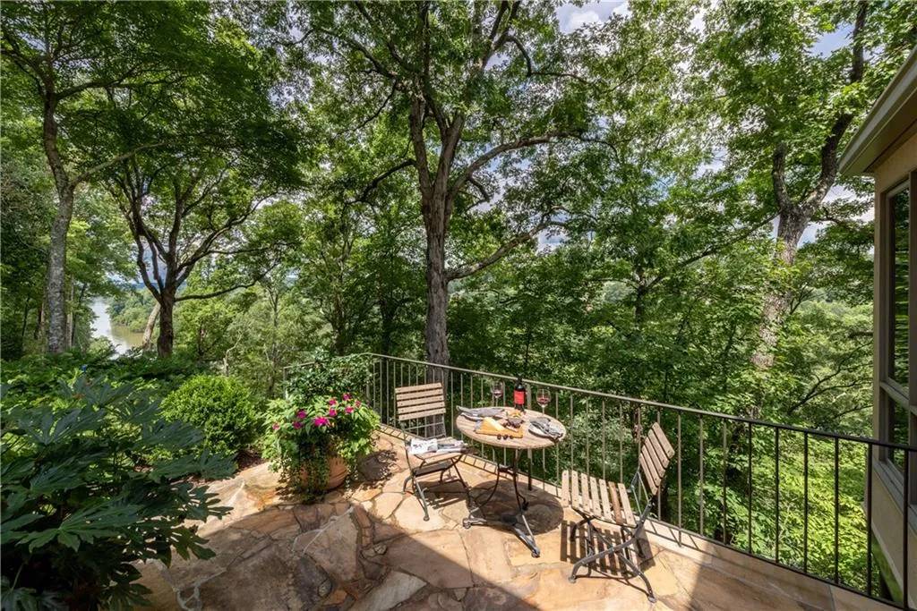 6570 Old Riverside Drive, Sandy Springs, Georgia 30328, 5 Bedrooms Bedrooms, ,6 BathroomsBathrooms,Residential,Sold,6570 Old Riverside Drive,6848983