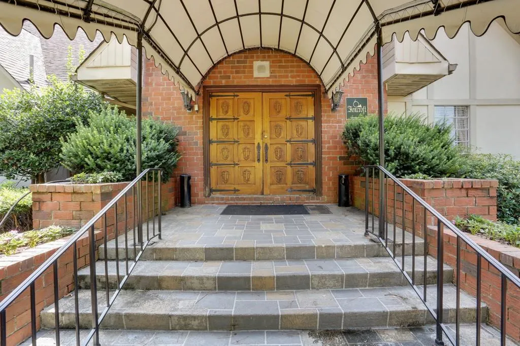 6851 Roswell Road Ne Unit M14, Sandy Springs, Georgia 30328, 3 Bedrooms Bedrooms, ,2 BathroomsBathrooms,Residential,Sold,6851 Roswell Road Ne Unit M14,5577579