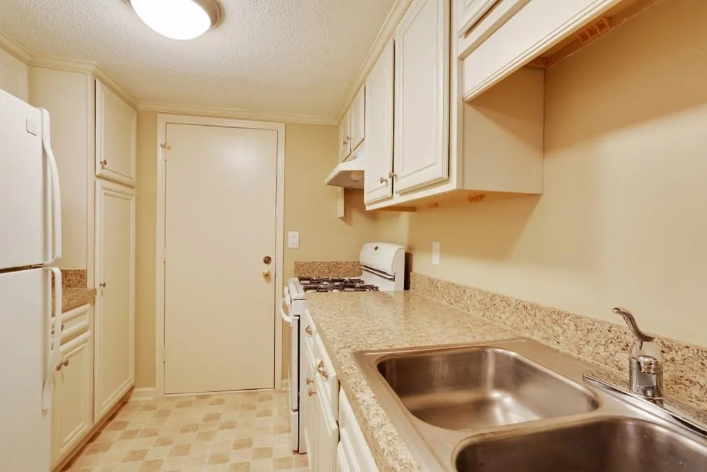 6851 Roswell Road Ne Unit M14, Sandy Springs, Georgia 30328, 3 Bedrooms Bedrooms, ,2 BathroomsBathrooms,Residential,Sold,6851 Roswell Road Ne Unit M14,5577579