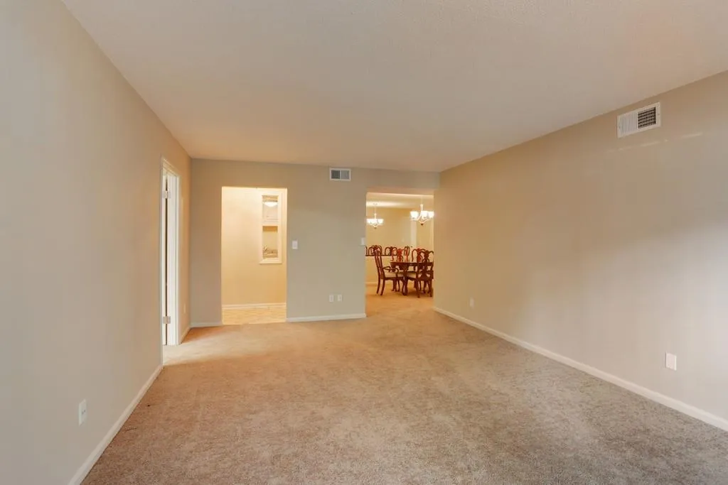 6851 Roswell Road Ne Unit M14, Sandy Springs, Georgia 30328, 3 Bedrooms Bedrooms, ,2 BathroomsBathrooms,Residential,Sold,6851 Roswell Road Ne Unit M14,5577579