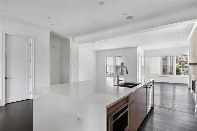 134 W Wieuca Road Ne, Sandy Springs, Georgia 30342, 4 Bedrooms Bedrooms, ,4 BathroomsBathrooms,Residential,Sold,134 W Wieuca Road Ne,6864288