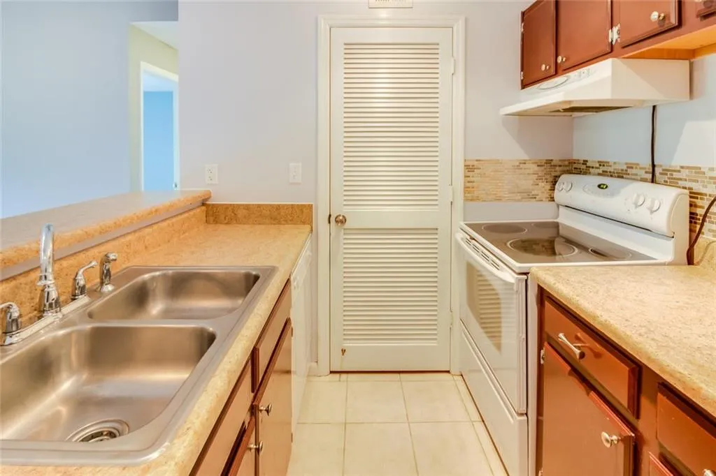 212 Granville Court Unit 212, Atlanta, Georgia 30328, 1 Bedroom Bedrooms, ,1 BathroomBathrooms,Residential,Sold,212 Granville Court Unit 212,5865208