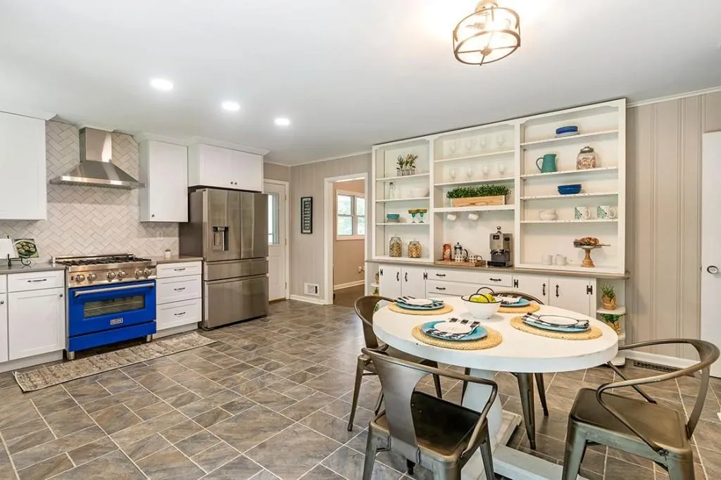275 Brook Drive, Sandy Springs, Georgia 30328, 3 Bedrooms Bedrooms, ,2 BathroomsBathrooms,Residential,Sold,275 Brook Drive,7091707