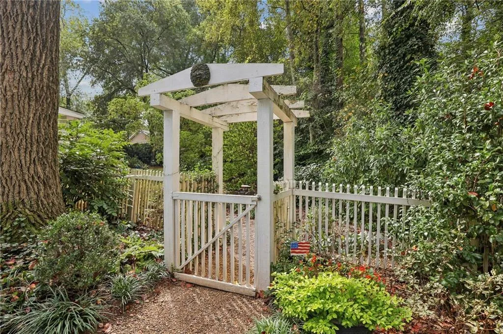 2546 Ridgewood Road Nw, Atlanta, Georgia 30318, 3 Bedrooms Bedrooms, ,3 BathroomsBathrooms,Residential,For Sale,2546 Ridgewood Road Nw,7662994