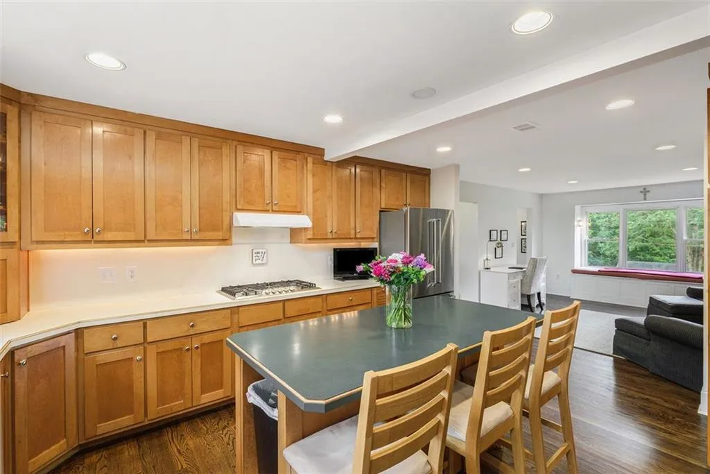 250 Abington Drive, Atlanta, Georgia 30328, 5 Bedrooms Bedrooms, ,3 BathroomsBathrooms,Residential,Sold,250 Abington Drive,6896439