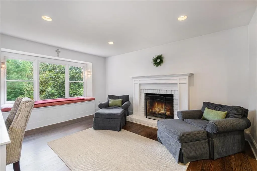 250 Abington Drive, Atlanta, Georgia 30328, 5 Bedrooms Bedrooms, ,3 BathroomsBathrooms,Residential,Sold,250 Abington Drive,6896439