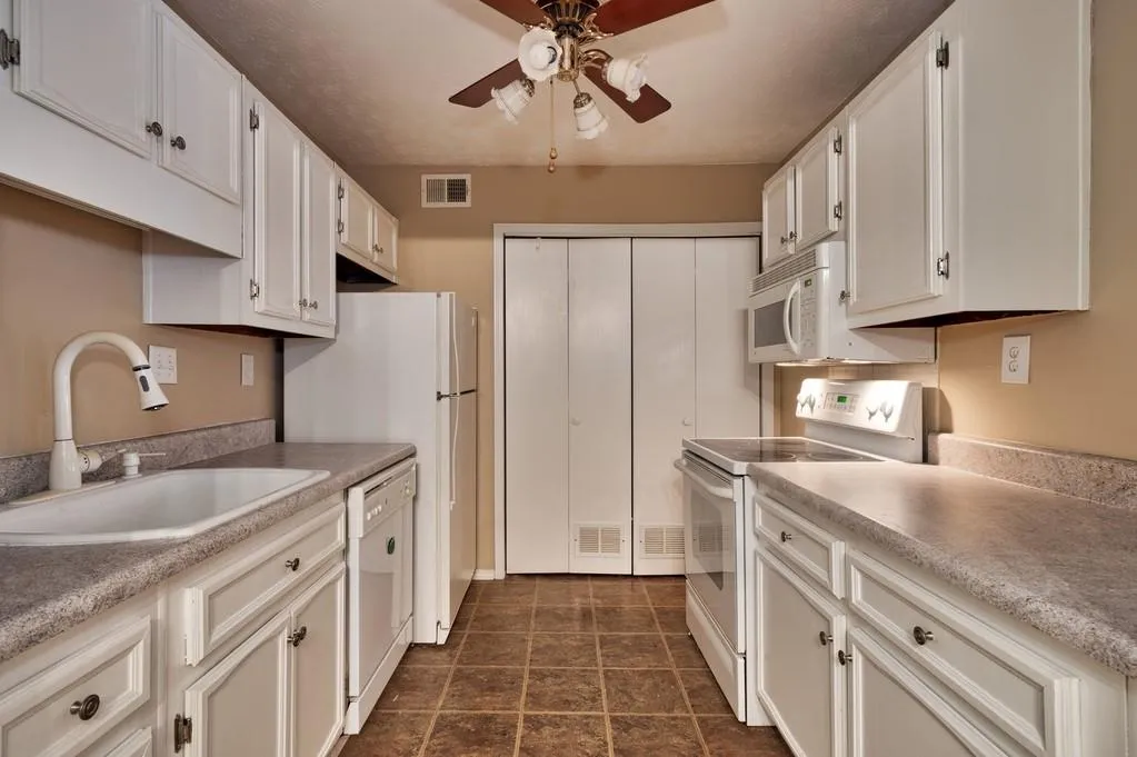 1203 Vicksburg Place, Sandy Springs, Georgia 30350, 2 Bedrooms Bedrooms, ,2 BathroomsBathrooms,Residential,Sold,1203 Vicksburg Place,6530767