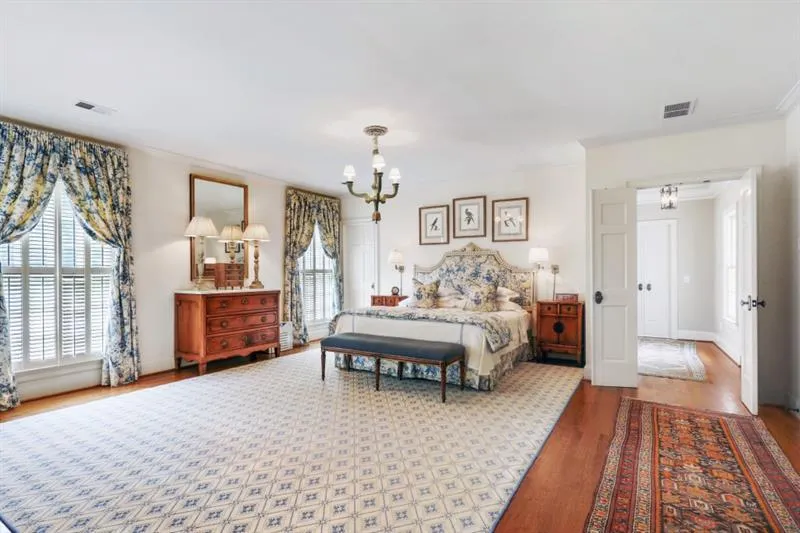 711 Heards Ferry Road, Sandy Springs, Georgia 30328, 5 Bedrooms Bedrooms, ,5 BathroomsBathrooms,Residential,Sold,711 Heards Ferry Road,6045031