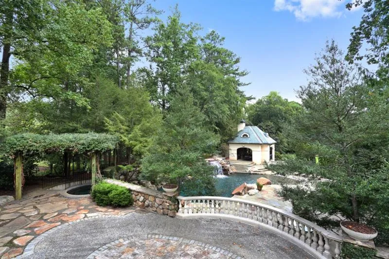 711 Heards Ferry Road, Sandy Springs, Georgia 30328, 5 Bedrooms Bedrooms, ,5 BathroomsBathrooms,Residential,Sold,711 Heards Ferry Road,6045031