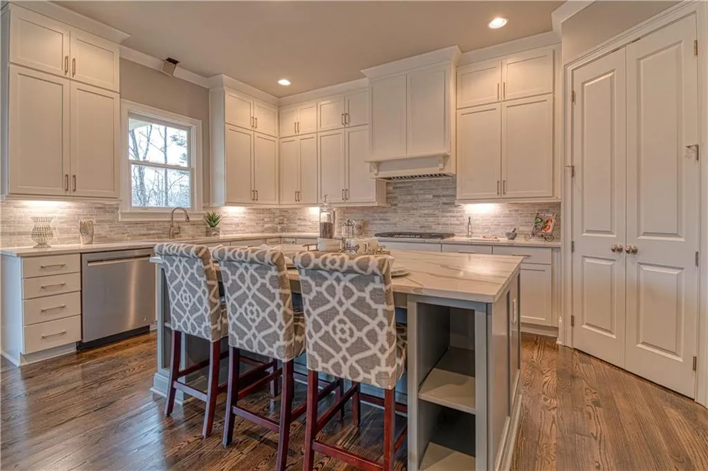 214 Belle Lane, Sandy Springs, Georgia 30328, 5 Bedrooms Bedrooms, ,5 BathroomsBathrooms,Residential,Sold,214 Belle Lane,6009466