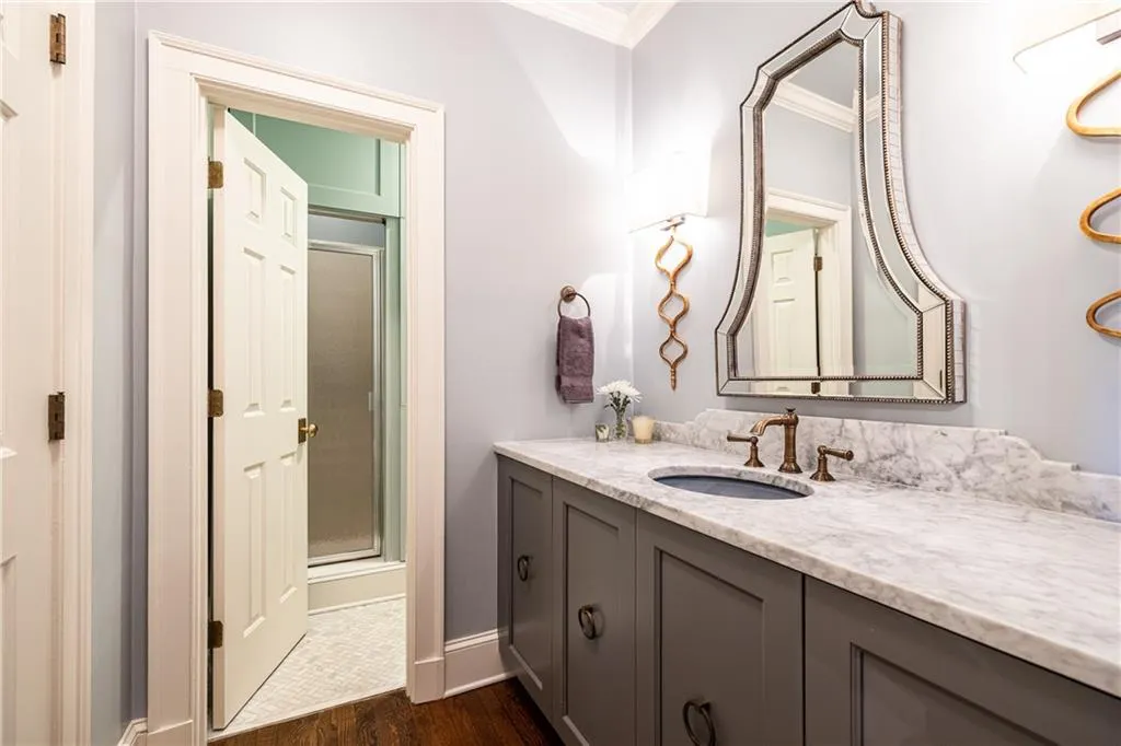 1t floor Full Ensuite Bathroom