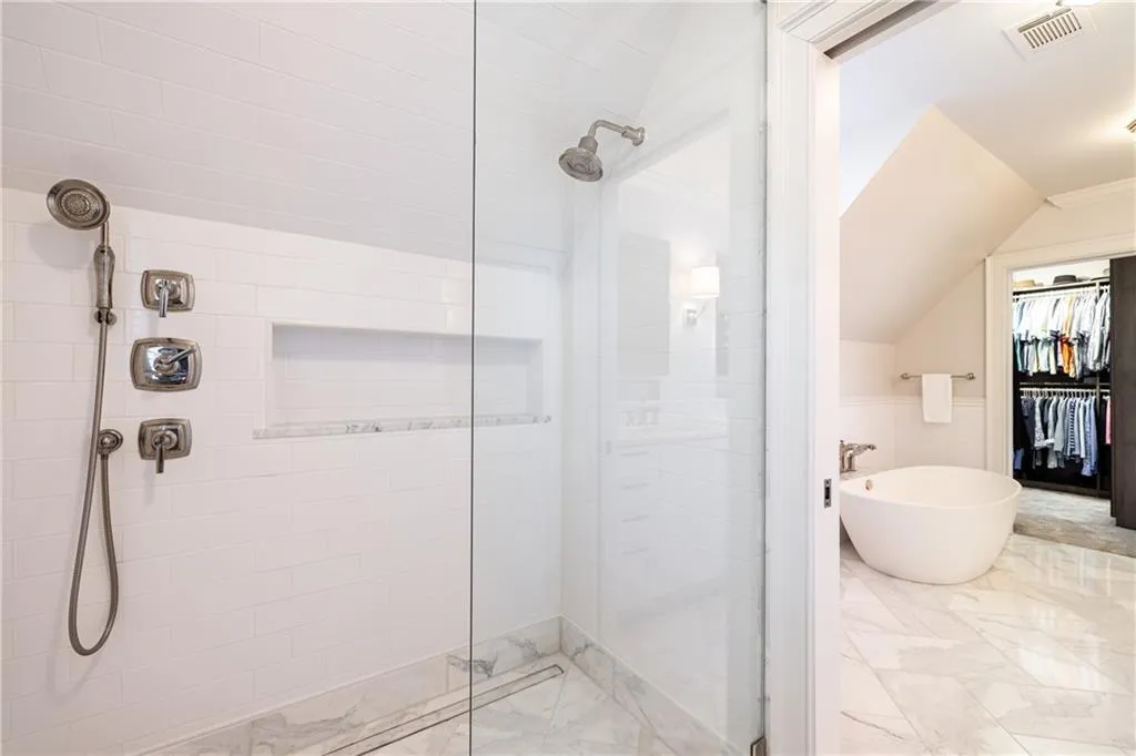 Primary suite soaking tub