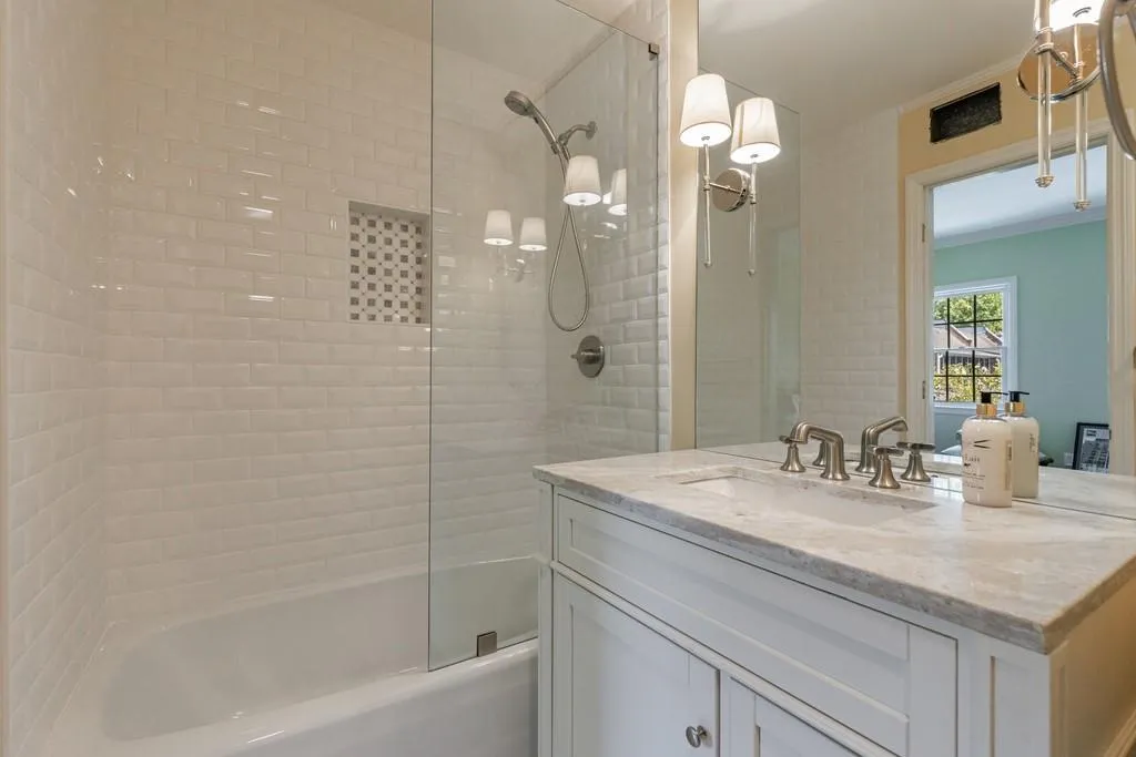 3rd Guest Room's en suite bath... 3rd bedroom is on the front of the townhouse and is currently not pictured