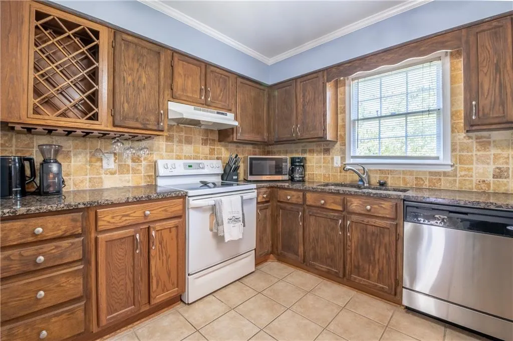 6520 Roswell Road Unit 112, Atlanta, Georgia 30328, 3 Bedrooms Bedrooms, ,2 BathroomsBathrooms,Residential,Sold,6520 Roswell Road Unit 112,6901979