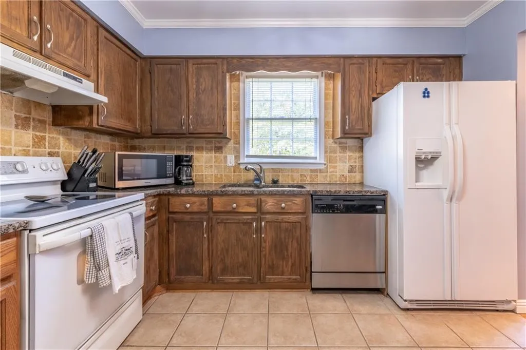 6520 Roswell Road Unit 112, Atlanta, Georgia 30328, 3 Bedrooms Bedrooms, ,2 BathroomsBathrooms,Residential,Sold,6520 Roswell Road Unit 112,6901979