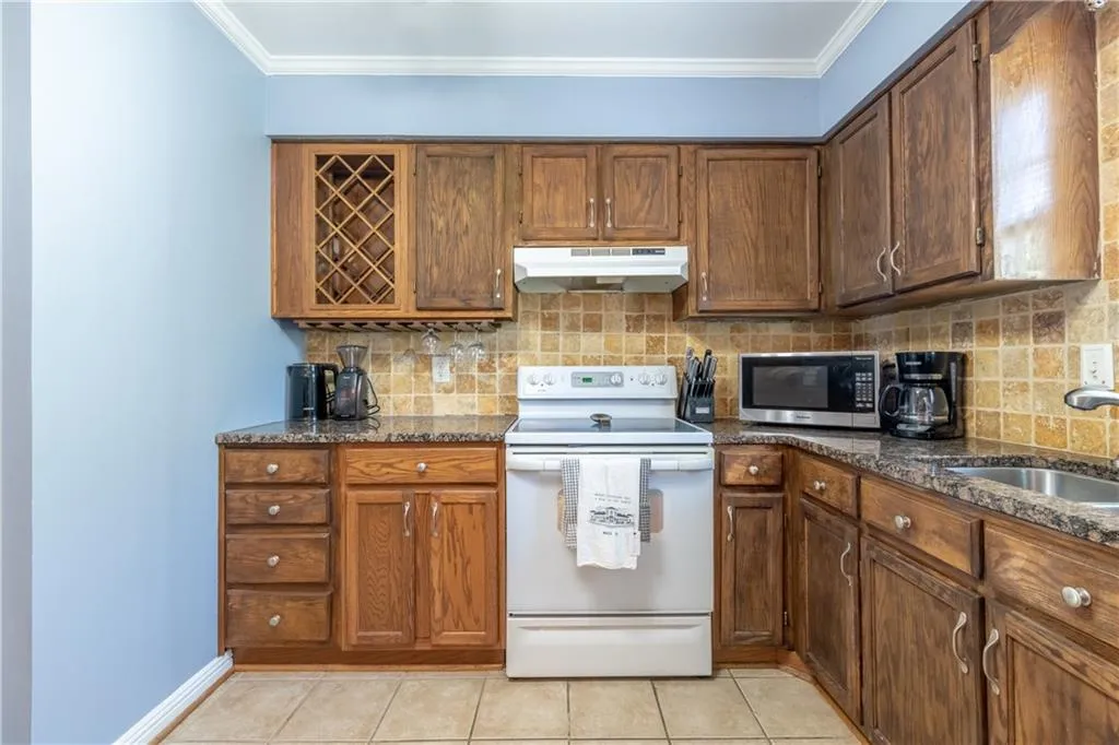 6520 Roswell Road Unit 112, Atlanta, Georgia 30328, 3 Bedrooms Bedrooms, ,2 BathroomsBathrooms,Residential,Sold,6520 Roswell Road Unit 112,6901979