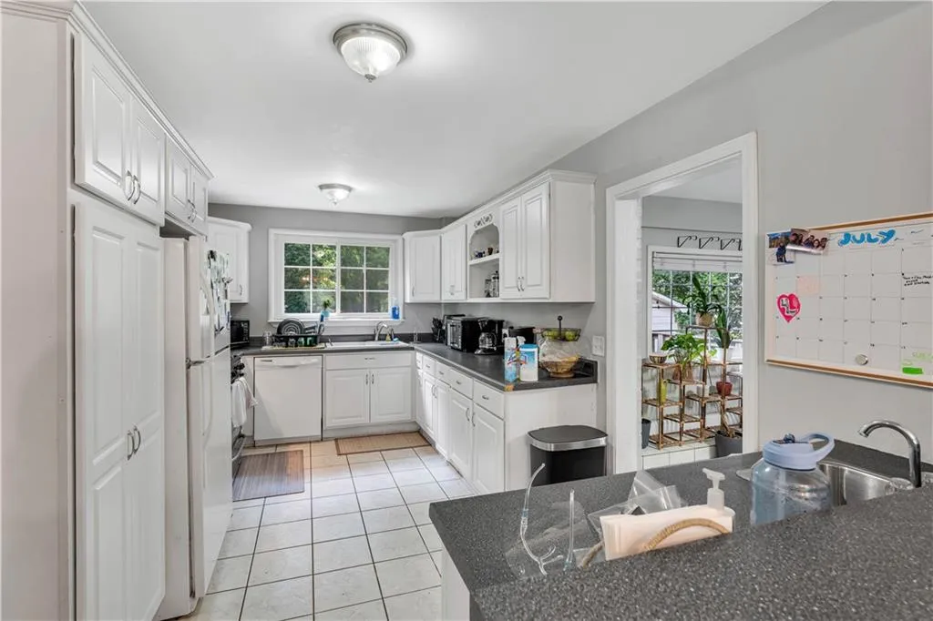 265 Green Hill Road, Sandy Springs, Georgia 30342, 3 Bedrooms Bedrooms, ,2 BathroomsBathrooms,Residential,Sold,265 Green Hill Road,7086187