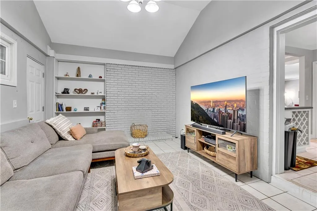 265 Green Hill Road, Sandy Springs, Georgia 30342, 3 Bedrooms Bedrooms, ,2 BathroomsBathrooms,Residential,Sold,265 Green Hill Road,7086187