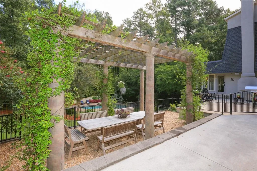 5265 Kenbrook Way, Atlanta, Georgia 30327, 6 Bedrooms Bedrooms, ,5 BathroomsBathrooms,Residential,Sold,5265 Kenbrook Way,6625218