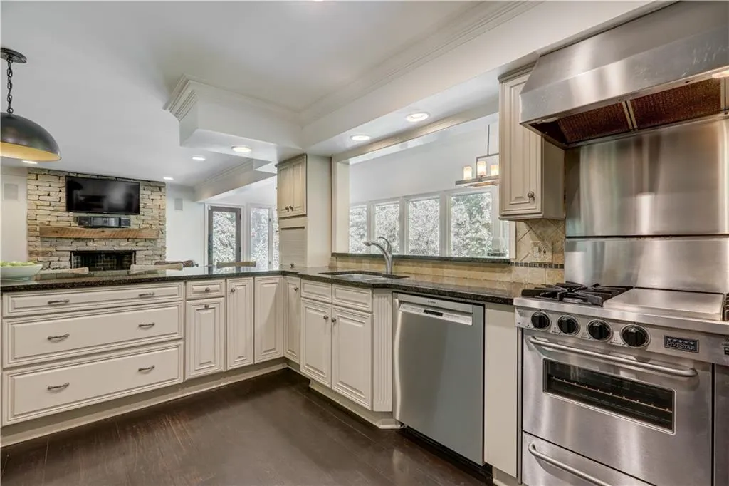 5265 Kenbrook Way, Atlanta, Georgia 30327, 6 Bedrooms Bedrooms, ,5 BathroomsBathrooms,Residential,Sold,5265 Kenbrook Way,6625218