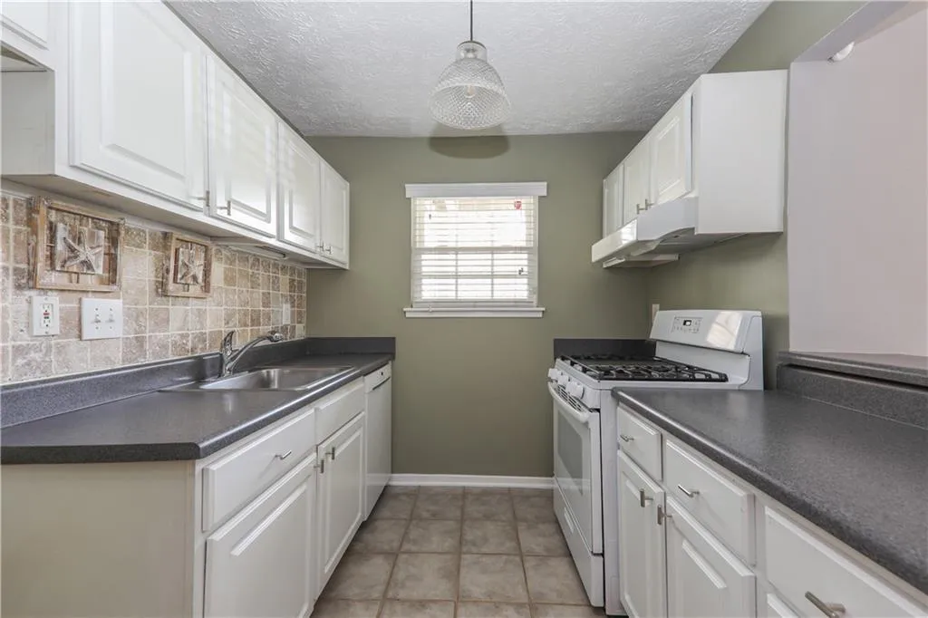 6816 Glenridge Drive Unit B, Sandy Springs, Georgia 30328, 2 Bedrooms Bedrooms, ,2 BathroomsBathrooms,Residential,Sold,6816 Glenridge Drive Unit B,7017751