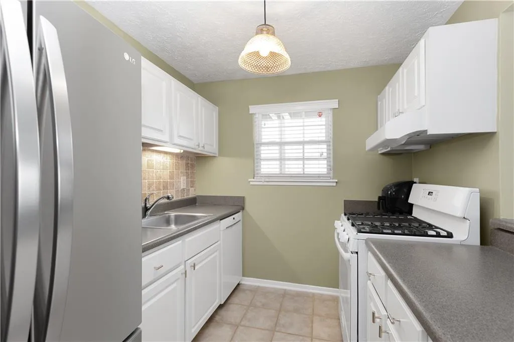 6816 Glenridge Drive Unit B, Sandy Springs, Georgia 30328, 2 Bedrooms Bedrooms, ,2 BathroomsBathrooms,Residential,Sold,6816 Glenridge Drive Unit B,7017751