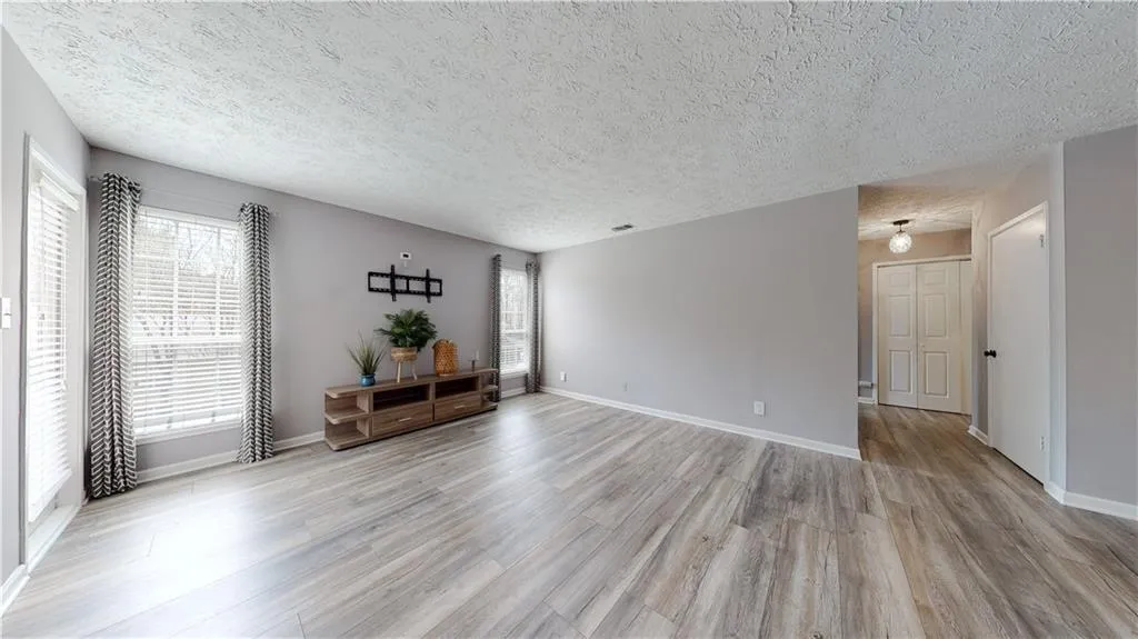 6816 Glenridge Drive Unit B, Sandy Springs, Georgia 30328, 2 Bedrooms Bedrooms, ,2 BathroomsBathrooms,Residential,Sold,6816 Glenridge Drive Unit B,7017751
