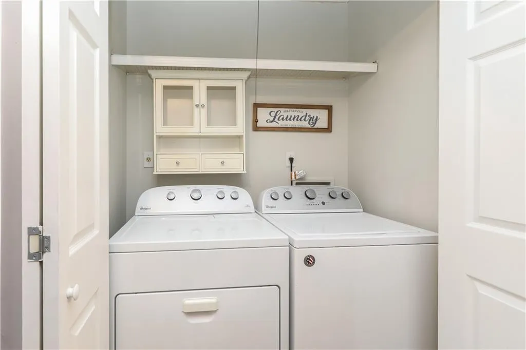 6816 Glenridge Drive Unit B, Sandy Springs, Georgia 30328, 2 Bedrooms Bedrooms, ,2 BathroomsBathrooms,Residential,Sold,6816 Glenridge Drive Unit B,7017751