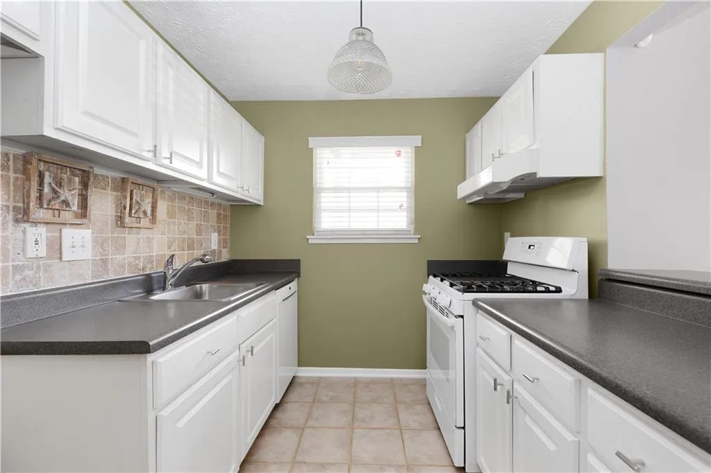 6816 Glenridge Drive Unit B, Sandy Springs, Georgia 30328, 2 Bedrooms Bedrooms, ,2 BathroomsBathrooms,Residential,Sold,6816 Glenridge Drive Unit B,7017751