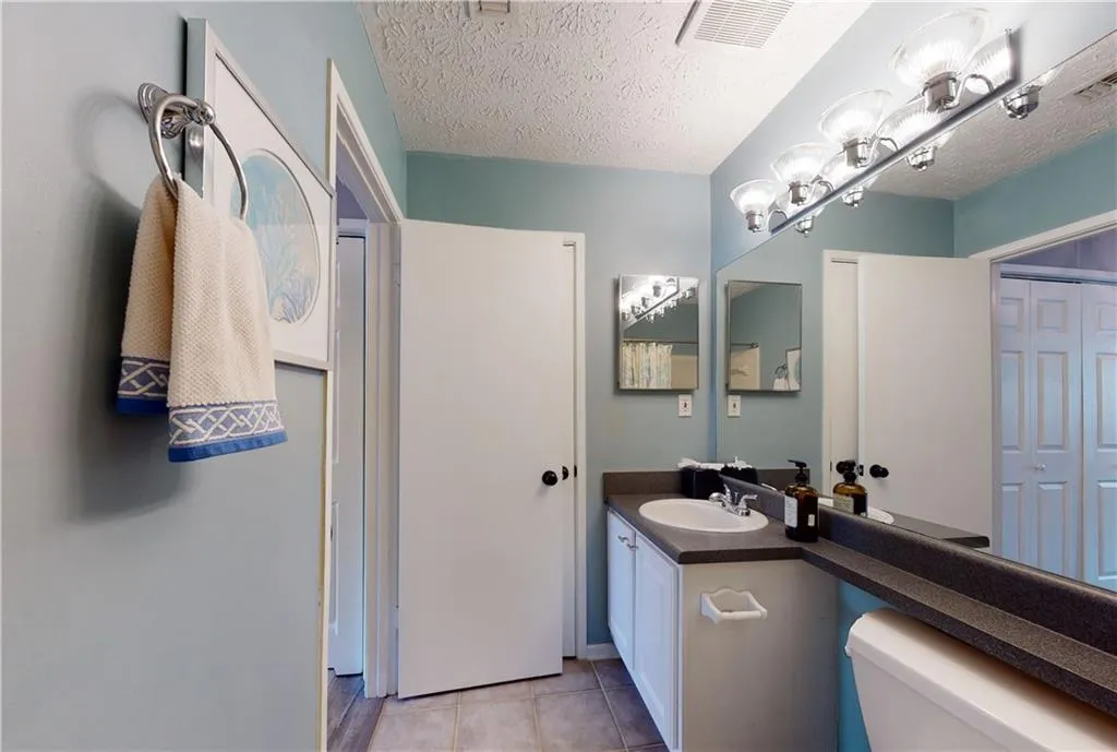 6816 Glenridge Drive Unit B, Sandy Springs, Georgia 30328, 2 Bedrooms Bedrooms, ,2 BathroomsBathrooms,Residential,Sold,6816 Glenridge Drive Unit B,7017751