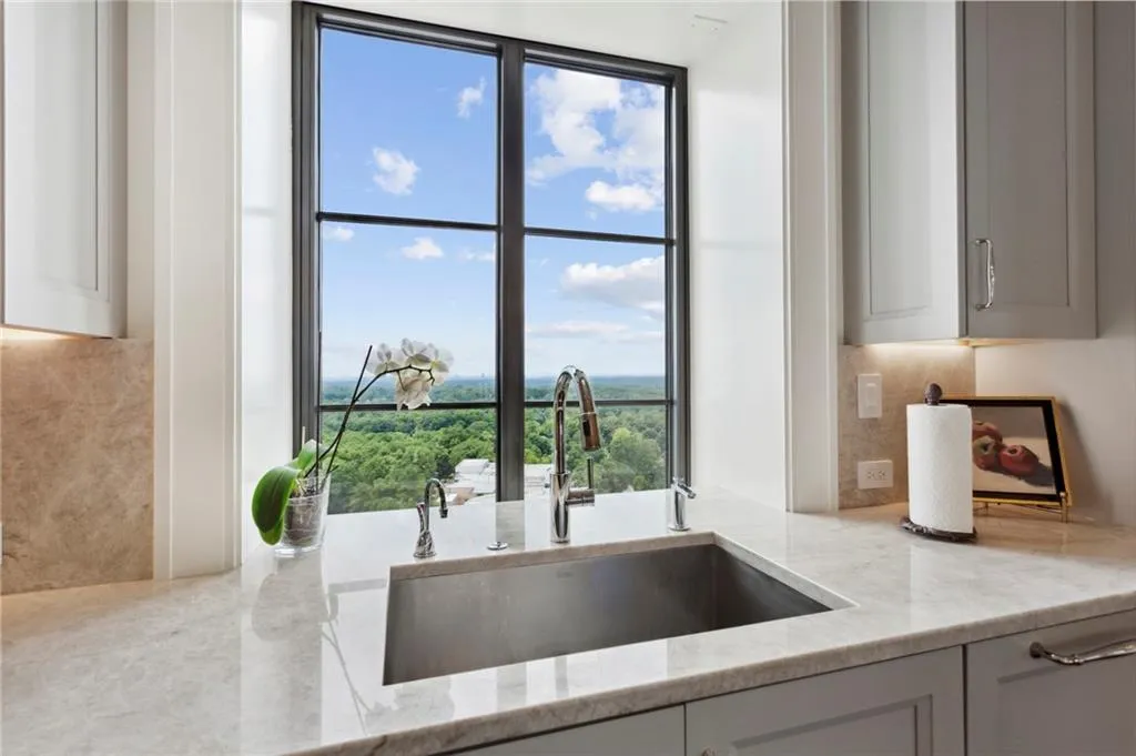 88 W PACES FERRY Road NW Unit 2140, Atlanta, Georgia 30305, 2 Bedrooms Bedrooms, ,2 BathroomsBathrooms,Residential,For Sale,88 W PACES FERRY Road NW Unit 2140,7257662
