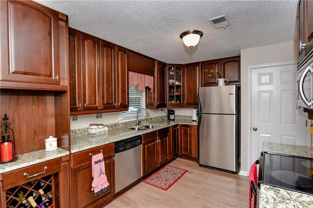 303 Garden Court, Sandy Springs, Georgia 30328, 3 Bedrooms Bedrooms, ,2 BathroomsBathrooms,Residential,Sold,303 Garden Court,6065332