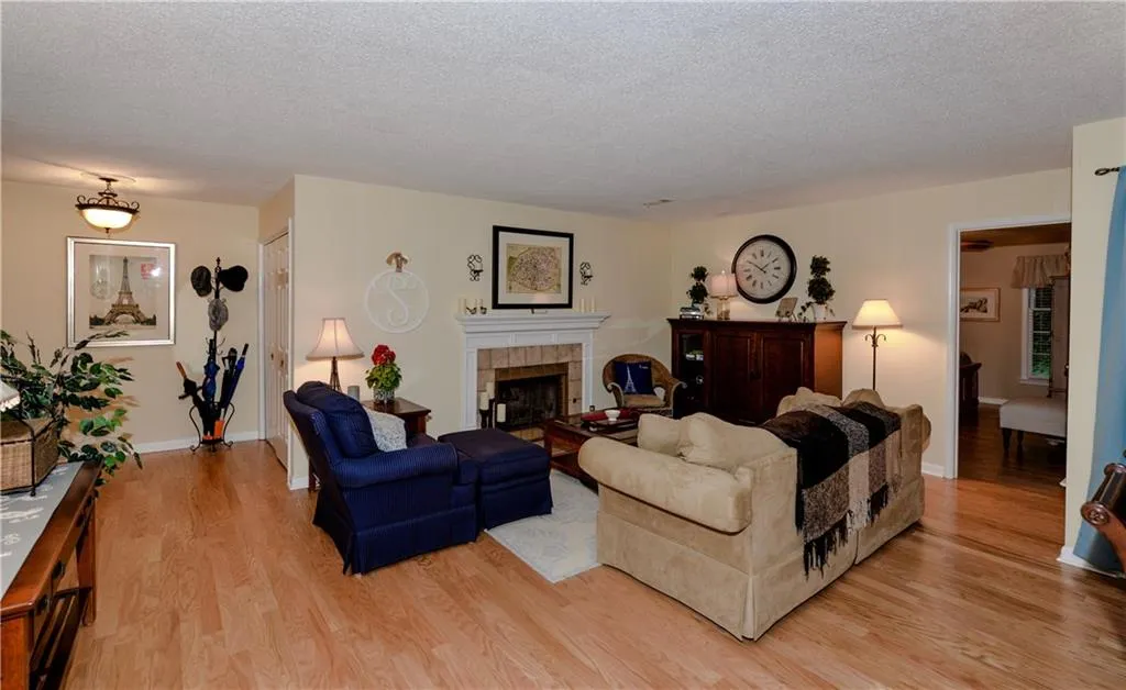 303 Garden Court, Sandy Springs, Georgia 30328, 3 Bedrooms Bedrooms, ,2 BathroomsBathrooms,Residential,Sold,303 Garden Court,6065332