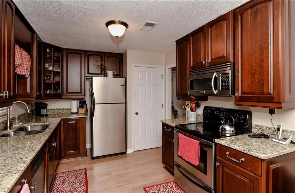 303 Garden Court, Sandy Springs, Georgia 30328, 3 Bedrooms Bedrooms, ,2 BathroomsBathrooms,Residential,Sold,303 Garden Court,6065332