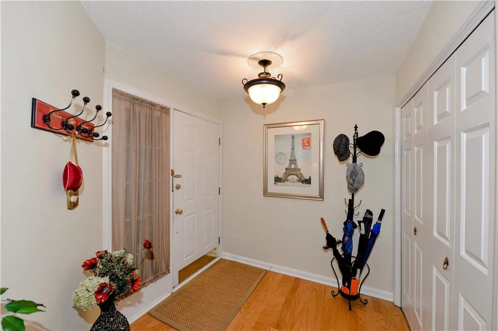 303 Garden Court, Sandy Springs, Georgia 30328, 3 Bedrooms Bedrooms, ,2 BathroomsBathrooms,Residential,Sold,303 Garden Court,6065332