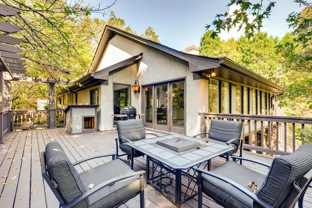 130 Hidden Falls Lane E, Sandy Springs, Georgia 30328, 4 Bedrooms Bedrooms, ,4 BathroomsBathrooms,Residential,Sold,130 Hidden Falls Lane E,6626134