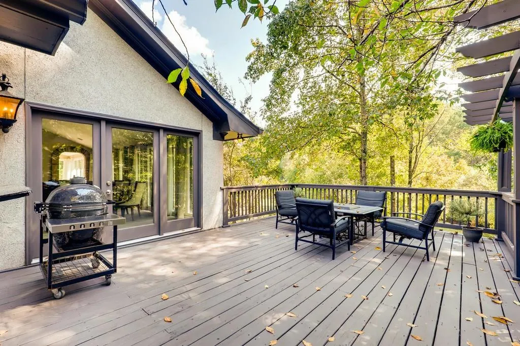 130 Hidden Falls Lane E, Sandy Springs, Georgia 30328, 4 Bedrooms Bedrooms, ,4 BathroomsBathrooms,Residential,Sold,130 Hidden Falls Lane E,6626134