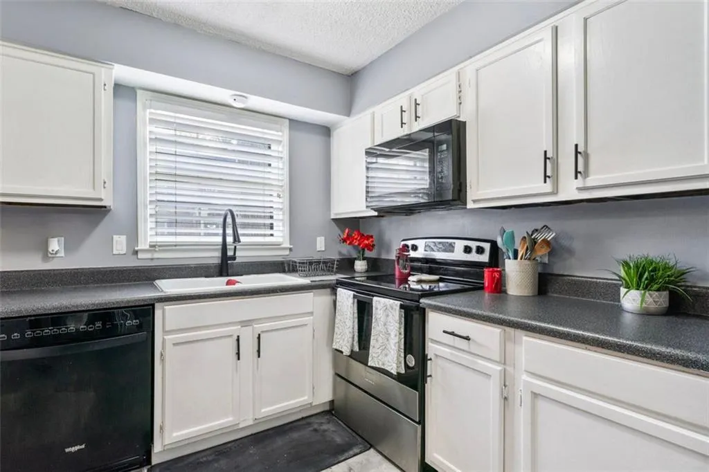 6700 Roswell Road Unit 21h, Atlanta, Georgia 30328, 2 Bedrooms Bedrooms, ,1 BathroomBathrooms,Residential,Sold,6700 Roswell Road Unit 21h,7501572