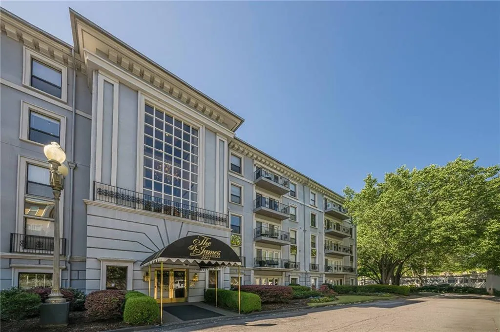 View of apartment building / complex