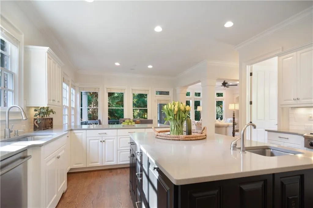 885 Glengate Place, Sandy Springs, Georgia 30328, 5 Bedrooms Bedrooms, ,5 BathroomsBathrooms,Residential,Sold,885 Glengate Place,6633026