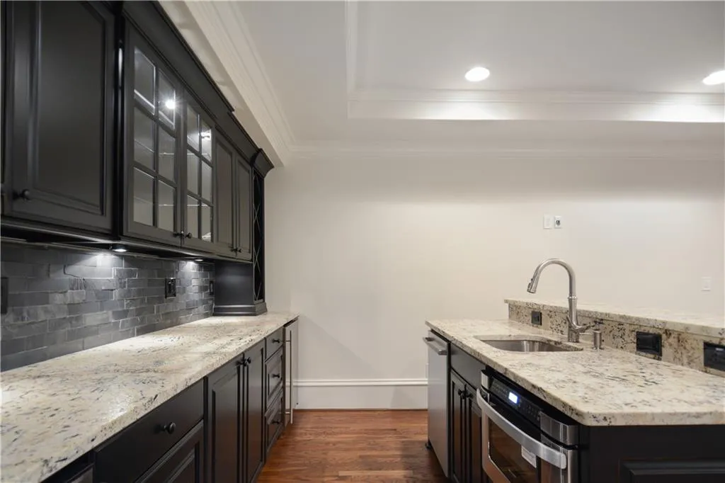 885 Glengate Place, Sandy Springs, Georgia 30328, 5 Bedrooms Bedrooms, ,5 BathroomsBathrooms,Residential,Sold,885 Glengate Place,6633026