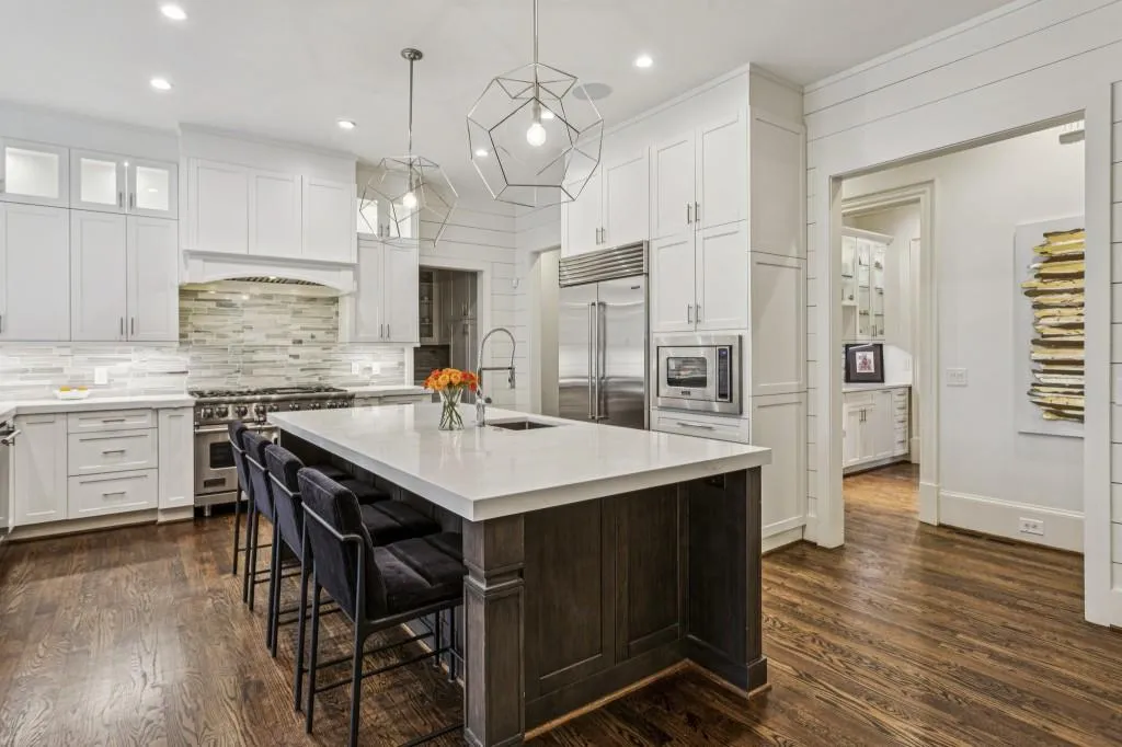 305 Forrest Lake Drive, Sandy Springs, Georgia 30327, 6 Bedrooms Bedrooms, ,7 BathroomsBathrooms,Residential,For Sale,305 Forrest Lake Drive,7711387