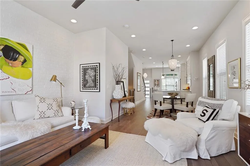 4747 Roswell Road, Atlanta, Georgia 30342, 2 Bedrooms Bedrooms, ,2 BathroomsBathrooms,Residential,Sold,4747 Roswell Road,6911935