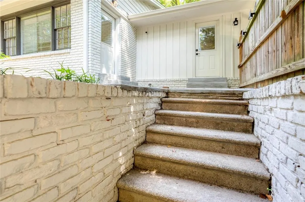 581 Hammond Drive, Atlanta, Georgia 30328, 3 Bedrooms Bedrooms, ,2 BathroomsBathrooms,Residential,Sold,581 Hammond Drive,7245477