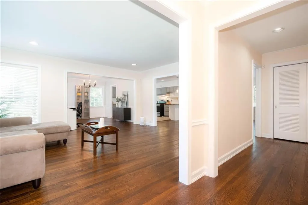 581 Hammond Drive, Atlanta, Georgia 30328, 3 Bedrooms Bedrooms, ,2 BathroomsBathrooms,Residential,Sold,581 Hammond Drive,7245477