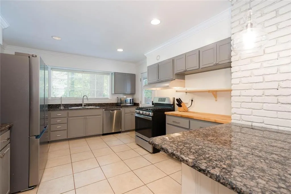 581 Hammond Drive, Atlanta, Georgia 30328, 3 Bedrooms Bedrooms, ,2 BathroomsBathrooms,Residential,Sold,581 Hammond Drive,7245477