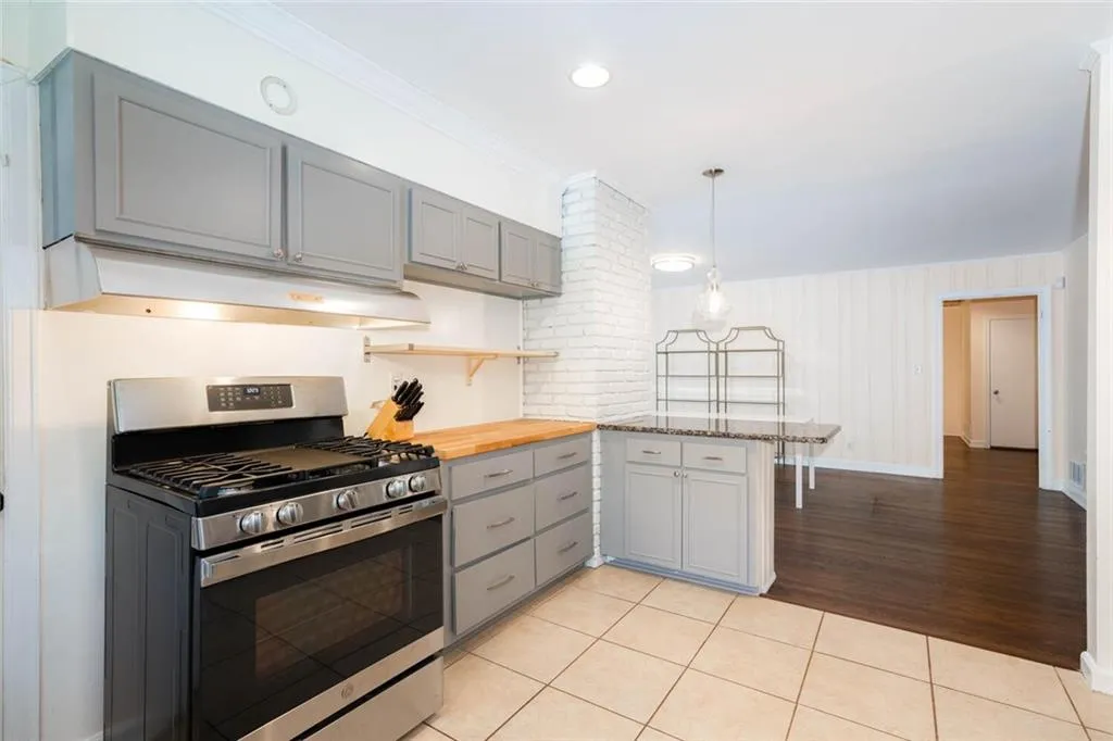 581 Hammond Drive, Atlanta, Georgia 30328, 3 Bedrooms Bedrooms, ,2 BathroomsBathrooms,Residential,Sold,581 Hammond Drive,7245477