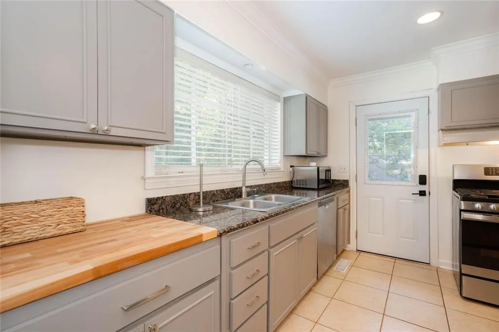 581 Hammond Drive, Atlanta, Georgia 30328, 3 Bedrooms Bedrooms, ,2 BathroomsBathrooms,Residential,Sold,581 Hammond Drive,7245477