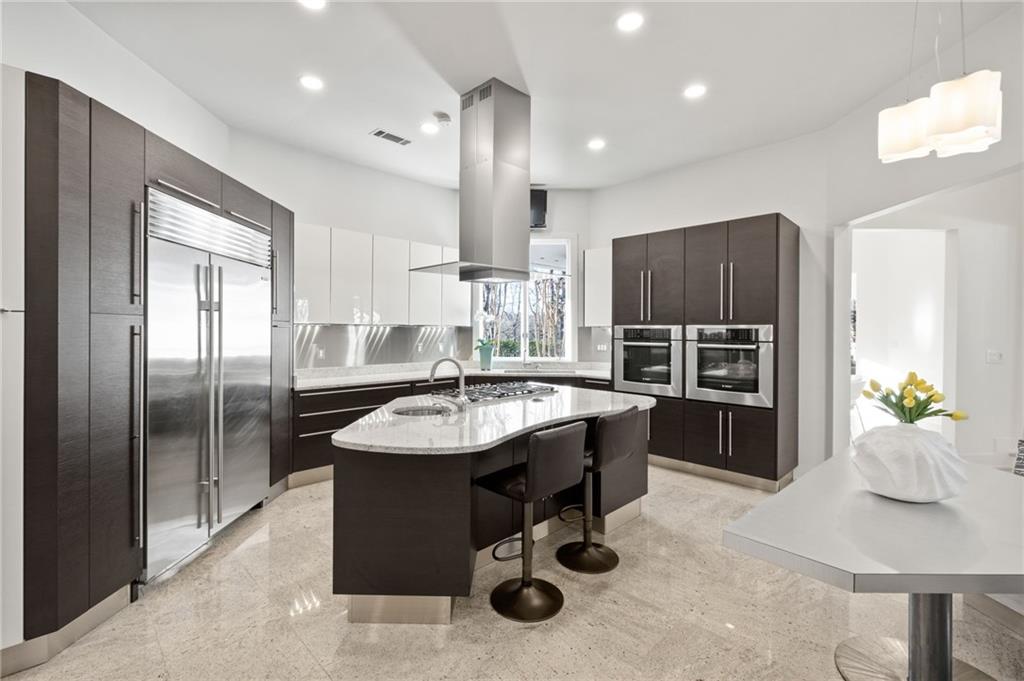 Double oven, range and second sink in island